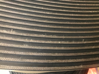 Tapis de feuille de caoutchouc antidérapant noir à insertion de tissu