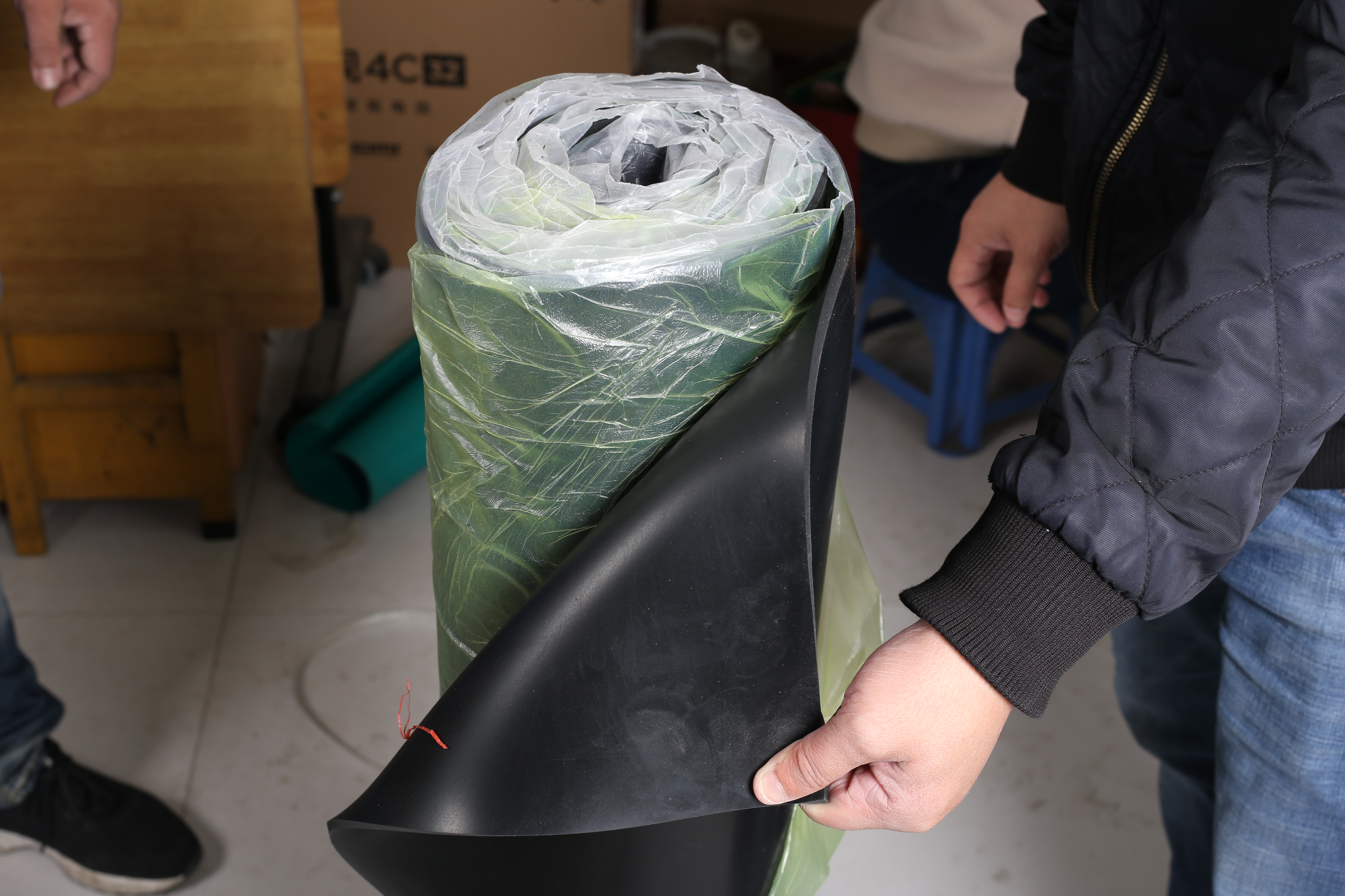 Feuille de caoutchouc avec insert en tissu 